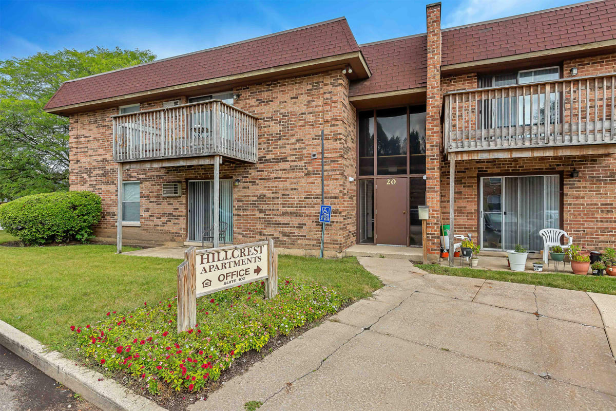 Photos and Video of Hillcrest Apartments in Glen Ellyn, IL
